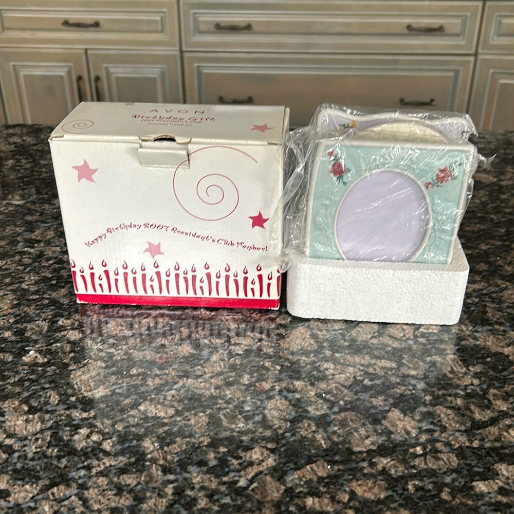 AVON VINTAGE BIRTHDAY GIFT 2007 PRESIDENTS CLUB PORCELAIN FRAME SET OF 3 NWT - Picture 2 of 6